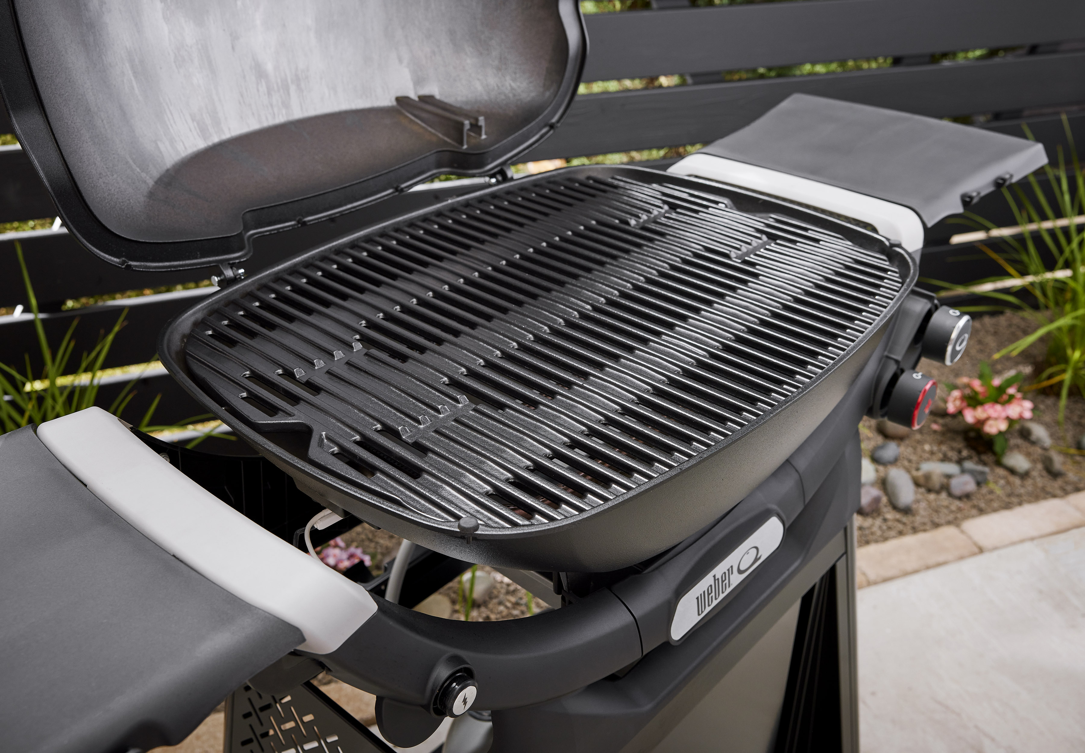 Weber Q 3200N+ Gasgrill mit Seitentische und Rollwagen