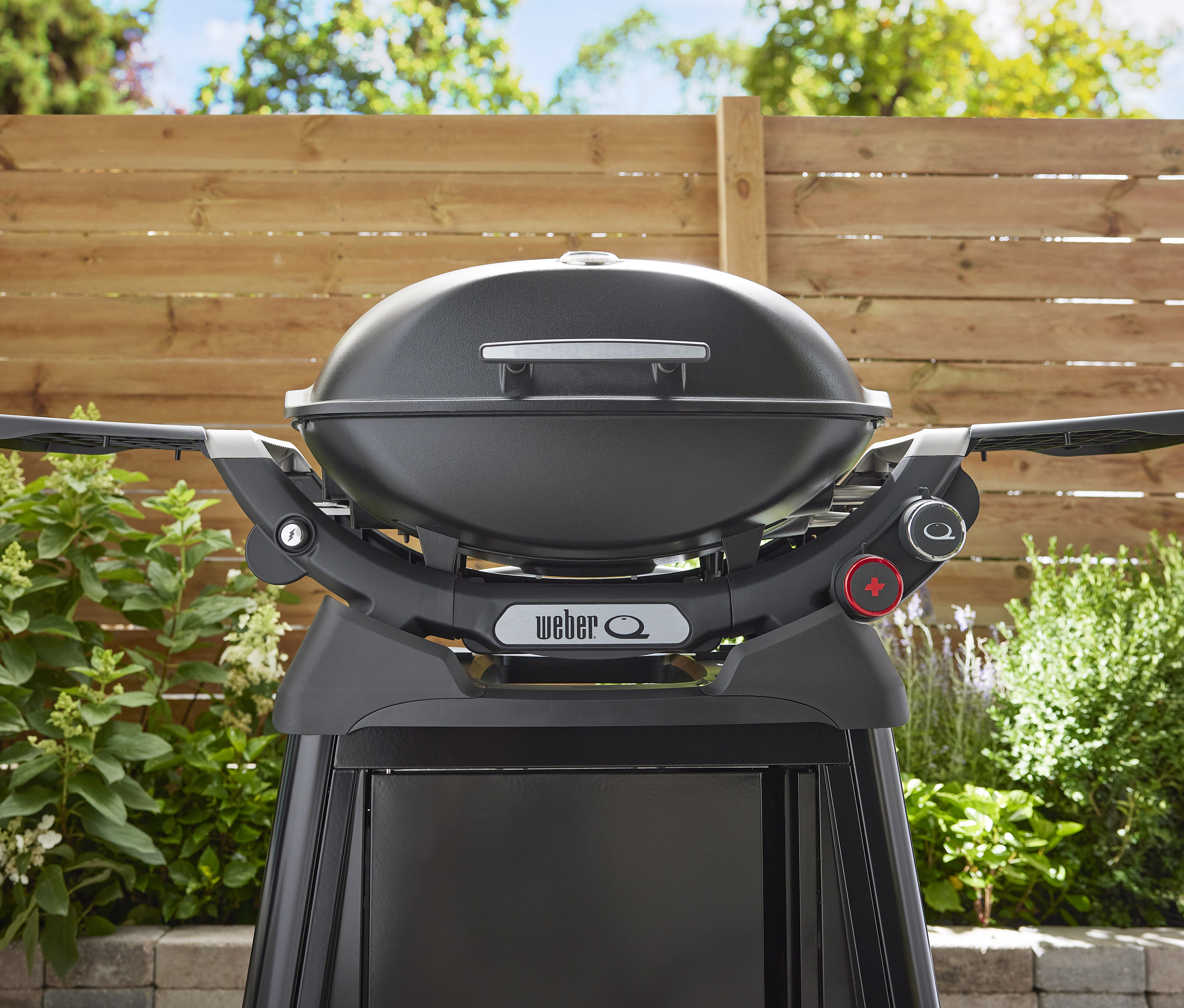 Weber Q 2800N+ Gasgrill mit Seitentische und Rollwagen