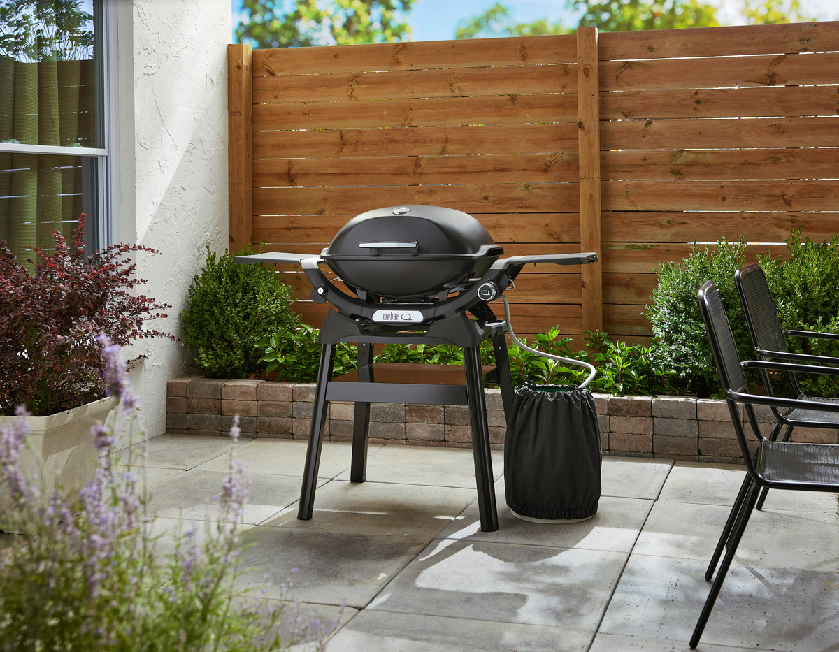 Weber Q 2200N Gasgrill mit Seitentische und Stand schwarz