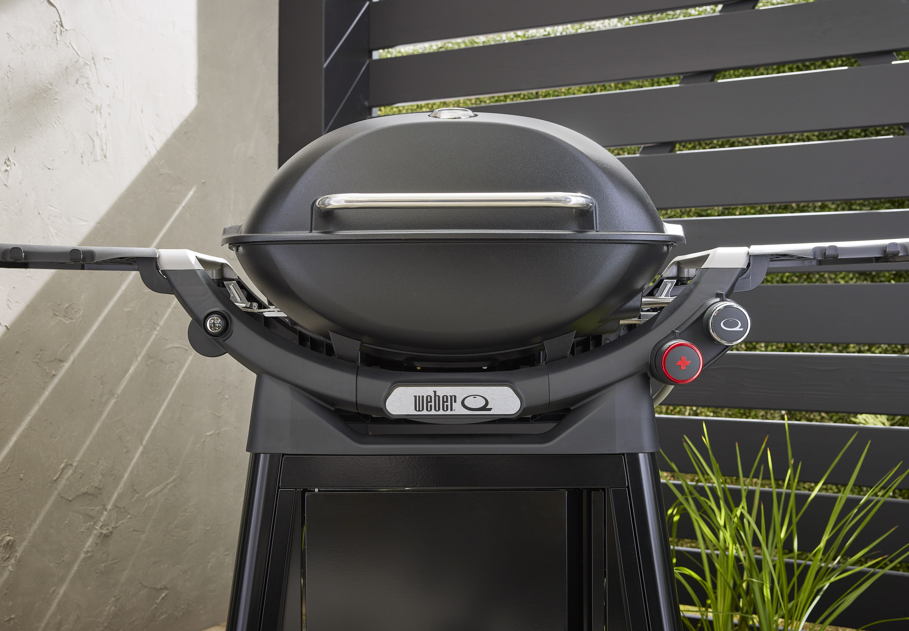 Weber Q 3200N+ Gasgrill mit Seitentische und Rollwagen