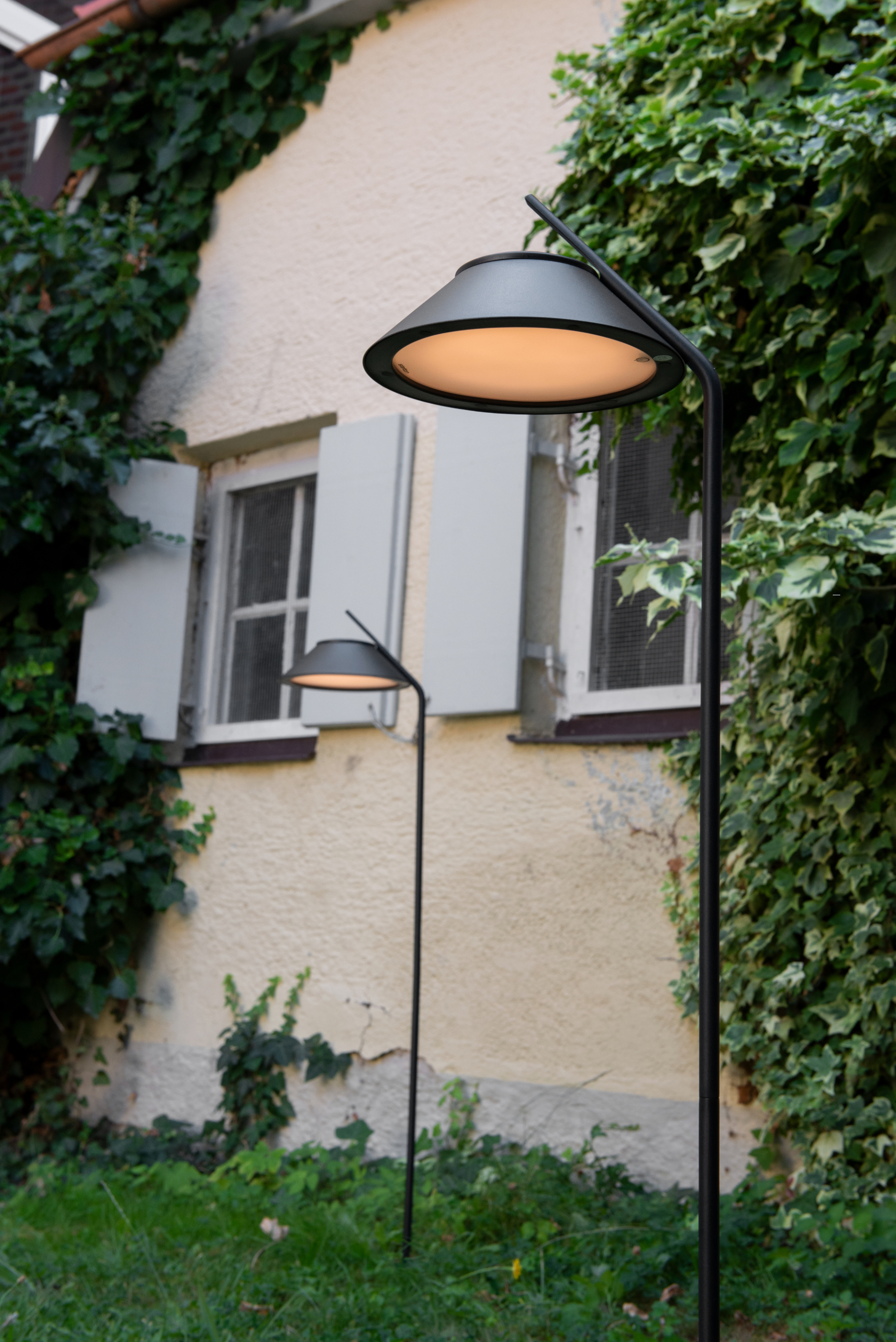 Stelton Vinkel LED-Leuchte mit Erdspieß schwarz